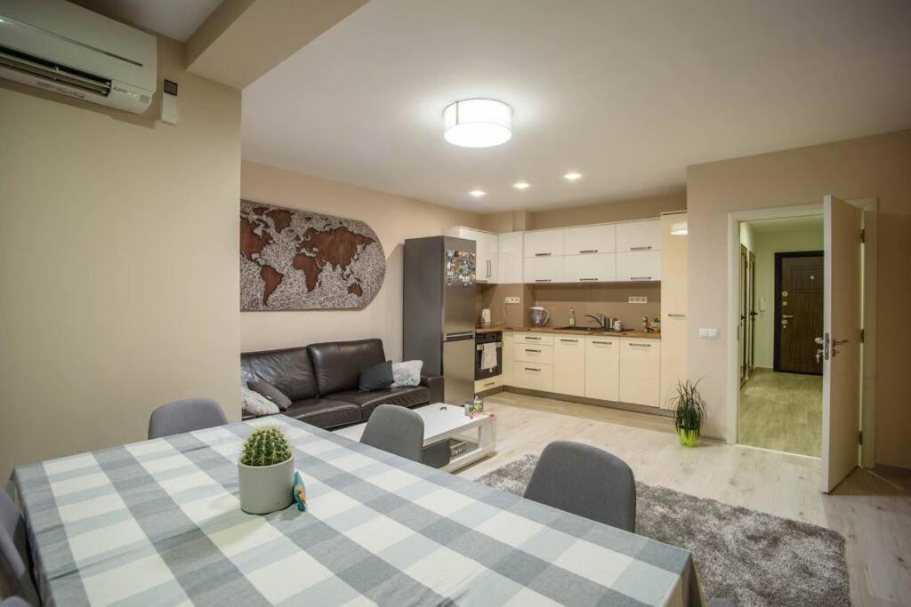 Sunny Spacious Apartment In A Great Location Казанлык Экстерьер фото